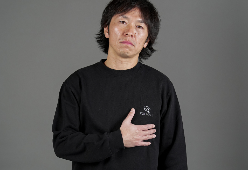 voismall（ヴォイスモール）は、元サッカー選手・新井山祥智が、自身の経験から生まれたアパレルブランドです。 「小さな声でも、想いは必ず届く」という信念をもとに、日常に寄り添う服を提案しています。