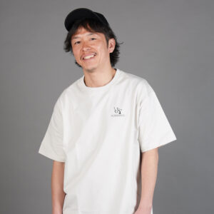 voismall（ヴォイスモール）は、元サッカー選手・新井山祥智が、自身の経験から生まれたアパレルブランドです。 「小さな声でも、想いは必ず届く」という信念をもとに、日常に寄り添う服を提案しています。