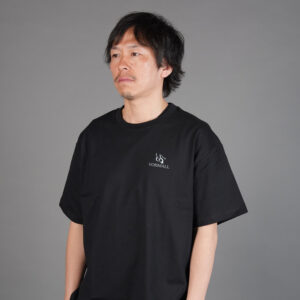 voismall（ヴォイスモール）は、元サッカー選手・新井山祥智が、自身の経験から生まれたアパレルブランドです。 「小さな声でも、想いは必ず届く」という信念をもとに、日常に寄り添う服を提案しています。