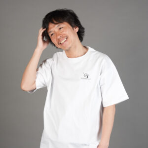 voismall（ヴォイスモール）は、元サッカー選手・新井山祥智が、自身の経験から生まれたアパレルブランドです。 「小さな声でも、想いは必ず届く」という信念をもとに、日常に寄り添う服を提案しています。