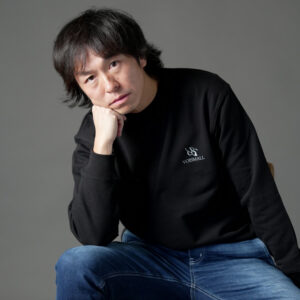 voismall（ヴォイスモール）は、元サッカー選手・新井山祥智が、自身の経験から生まれたアパレルブランドです。 「小さな声でも、想いは必ず届く」という信念をもとに、日常に寄り添う服を提案しています。