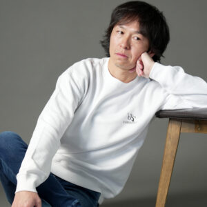 voismall（ヴォイスモール）は、元サッカー選手・新井山祥智が、自身の経験から生まれたアパレルブランドです。 「小さな声でも、想いは必ず届く」という信念をもとに、日常に寄り添う服を提案しています。