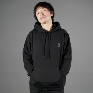 voismall（ヴォイスモール）は、元サッカー選手・新井山祥智が、自身の経験から生まれたアパレルブランドです。 「小さな声でも、想いは必ず届く」という信念をもとに、日常に寄り添う服を提案しています。